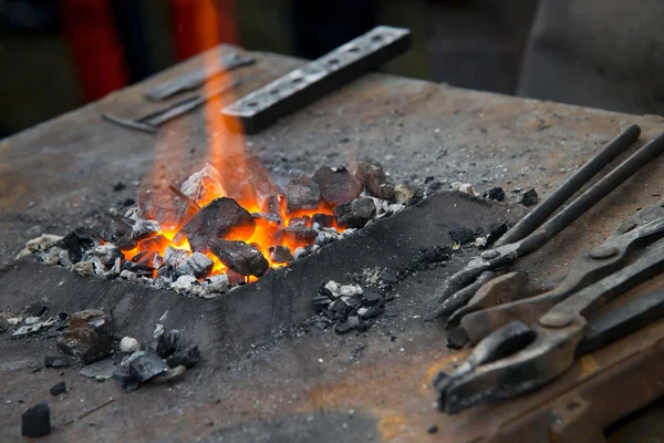 Fűtött forge eszközök kovácsolás, közelkép — Stock Fotó