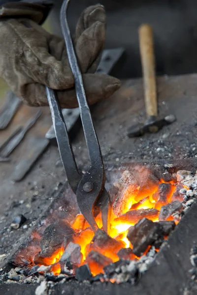 Herramientas de forja calentadas para herrería, primer plano — Foto de Stock