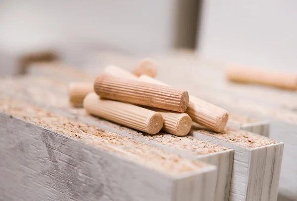 Assemblage de meubles, chevilles en bois sur planches en bois — Photo