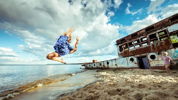 Chica gimnasta saltando en la playa —  Fotos de Stock