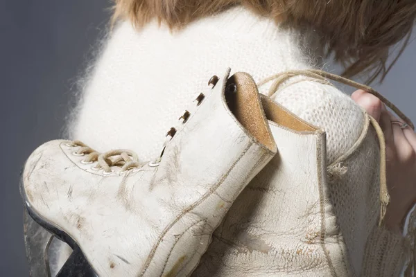 Meisje Houdt Oude Klapschaatsen Voor Schaatsen Ijs — Stockfoto