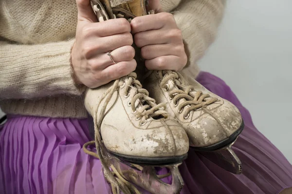 Girl holding old skates for skating on ice — Stock Photo, Image