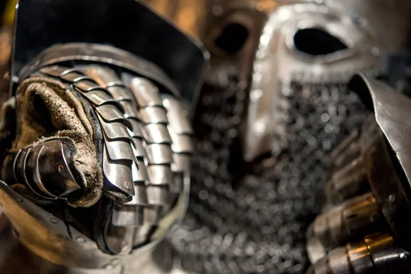 Средневековая броня из металлического шлема и перчатки — стоковое фото