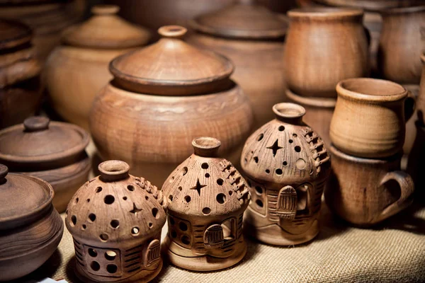 Quemador de aceite de cerámica marrón y una taza en el alfarero tienda — Foto de Stock