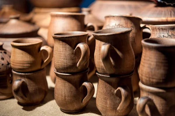 Bruin keramische koppen in de winkel — Stockfoto