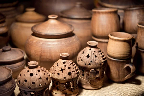 Brûleur d'huile en céramique marron et une tasse dans le potier magasin — Photo