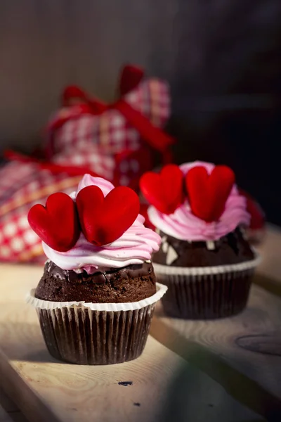 Gâteaux à la crème blanche et aux cœurs rouges — Photo