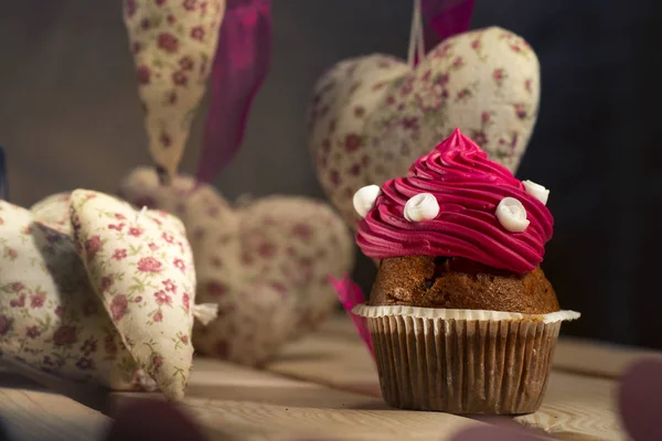 Cupcakes à la crème rose et roses blanches — Photo