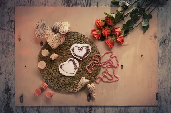 Pain d'épice, macaron, rose et oreiller coeur sur la table — Photo