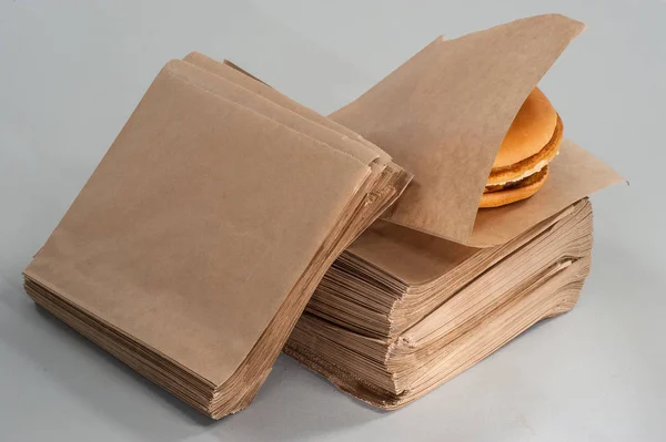 Burger kahverengi kağıt ambalaj — Stok fotoğraf
