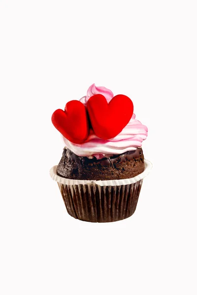 Cupcakes avec des cœurs crème et rouge isolé sur fond blanc — Photo