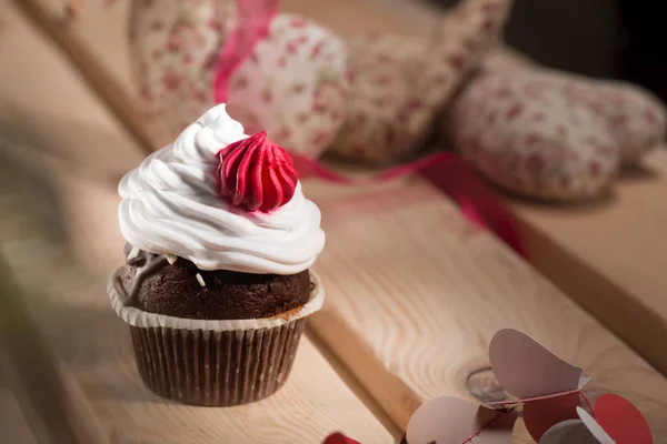 Cupcake à la crème blanche et rose — Photo