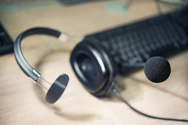 Auriculares con micrófono en un estudio de grabación de sonido — Foto de Stock