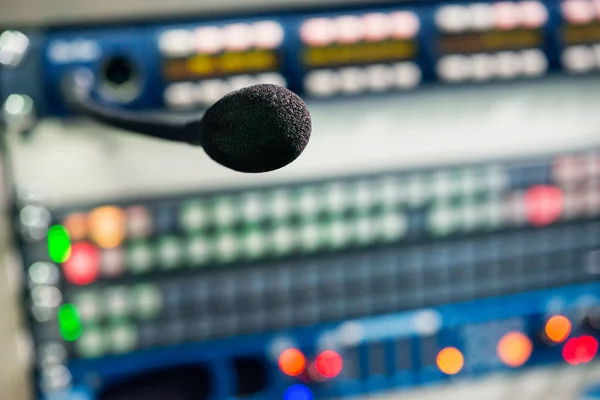 Microfone de operador preto no painel de controle na televisão — Fotografia de Stock