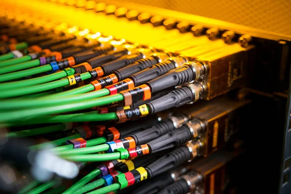 Ingeniero en una sala de servidores conecta computadoras a una red eléctrica — Foto de Stock