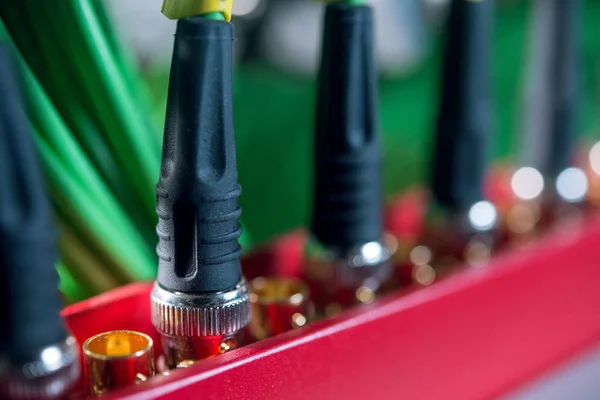 Cables de fibra óptica conectados al interruptor del servidor — Foto de Stock