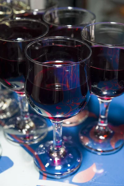 Gözlük alma veya parti kırmızı şarap ile sürü — Stok fotoğraf