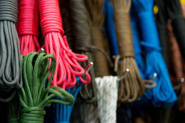 Cuerdas de colores diferentes con bobinas — Foto de Stock
