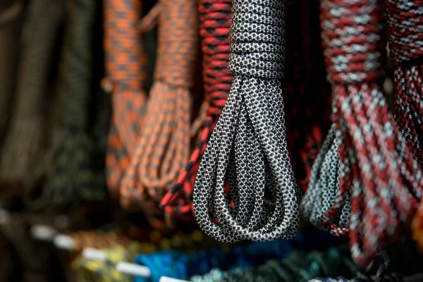 コイルと色の異なるロープ — ストック写真