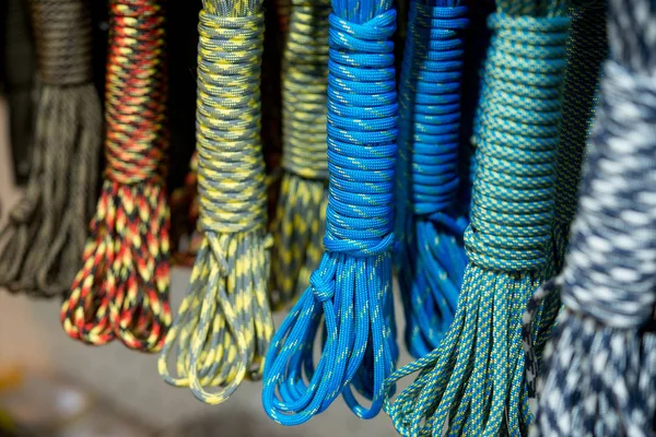 Gekleurde verschillende touwen met spoelen — Stockfoto
