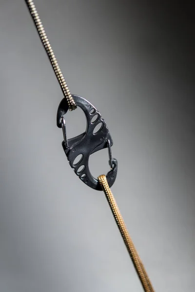 Carabina metallica su una corda — Foto Stock