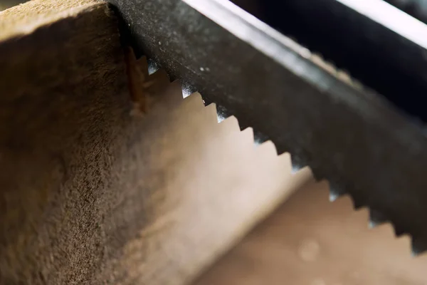 Cuchillo con una sierra de hoja (con dientes) sierra un bloque de madera — Foto de Stock