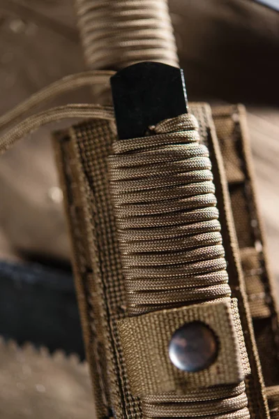 Cuchillo militar, la manija se teje de una cuerda — Foto de Stock