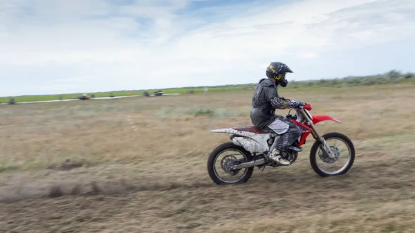 Motorrad-Hard-Cross fährt auf schmutziger Straße zu Wettkämpfen — Stockfoto