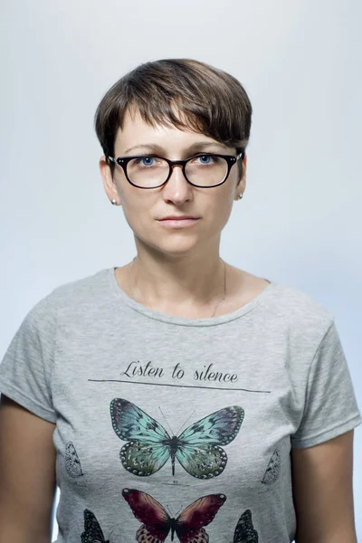 Zdjęcie do dokumentów kobieta z krótkie fryzury w okularach i t-shirt — Zdjęcie stockowe