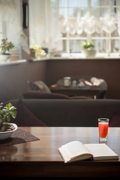 Nel Caffè Sul Tavolo Libro Aperto Accanto Bicchiere Succo Frutta — Foto Stock