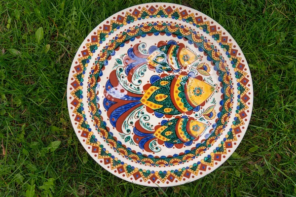 Ceramic plates painted with various traditional antique patterns, plate of painted fish — Stock Photo, Image