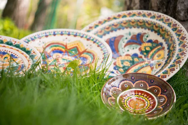 Placas de cerâmica pintadas com vários padrões antigos tradicionais — Fotografia de Stock