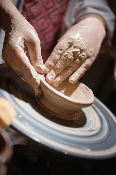 A criança aprende como esculpir uma chapa cerâmica na roda de um oleiro. Close-up da mão de uma criança . — Fotografia de Stock
