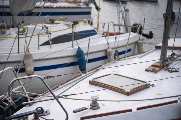 Geschlossene Jacht Mit Gefalteten Segeln Dock Vertäut — Stockfoto