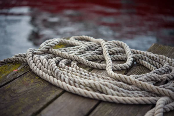 Oude schip touw op een verouderde houten pier — Stockfoto