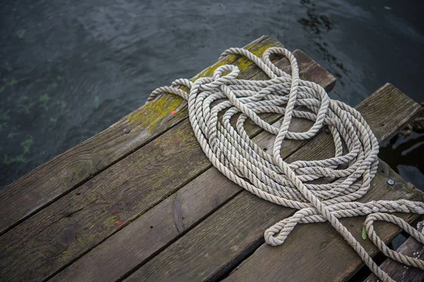 Oude Schip Touw Een Verouderde Houten Pier — Stockfoto