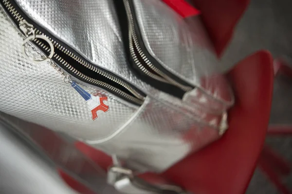 Mochila Mujer Plata Con Encanto Torre Eiffel — Foto de Stock