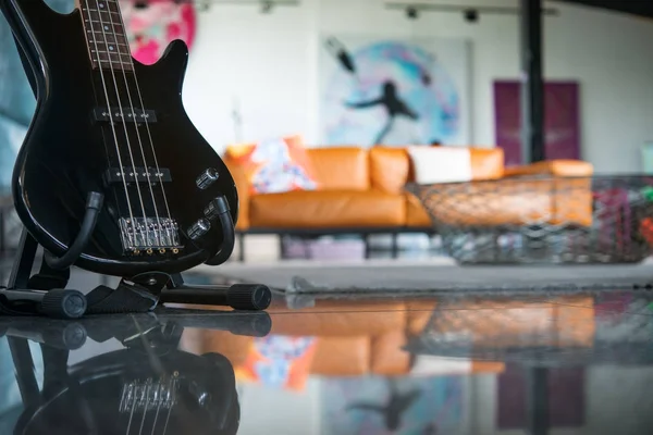 スタジオ レコーディングでスタンドに黒の電子ギター — ストック写真