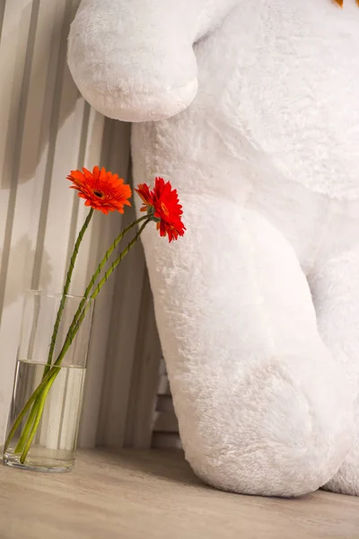 Grande Brinquedo Macio Branco Fica Chão Perto Vaso Flores — Fotografia de Stock