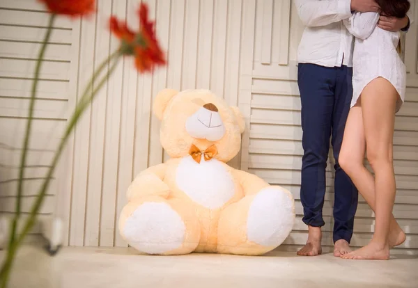 Hombre Trajo Como Regalo Chica Juguete Gran Oso Peluche Pareja — Foto de Stock