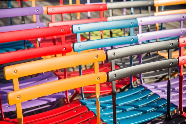 Plecy Kolorowe Plastikowe Krzesło — Zdjęcie stockowe