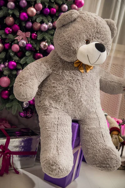 Brinquedo Presente Urso Pelúcia Cinza Perto Uma Árvore Natal Inteligente — Fotografia de Stock