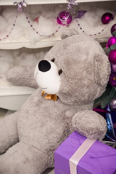 Brinquedo Presente Urso Pelúcia Cinza Perto Uma Árvore Natal Inteligente — Fotografia de Stock