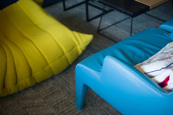 Couro Azul Cadeira Têxtil Amarela Sala Estar — Fotografia de Stock