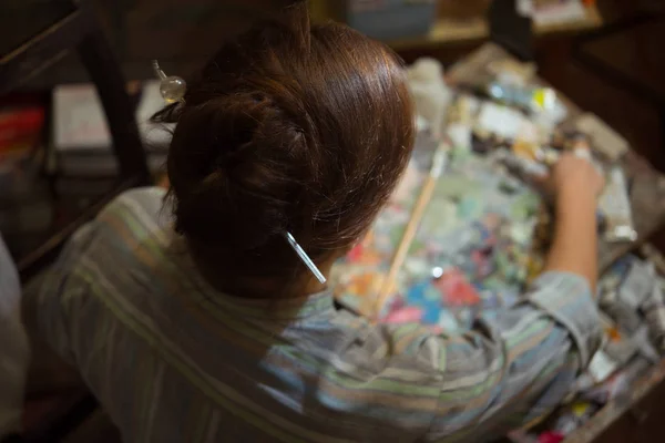 若い女性アーティストのスタジオのワーク ショップでオイル塗料と絵画 — ストック写真