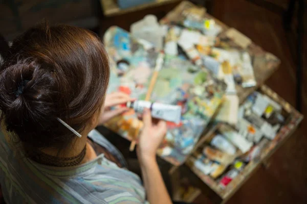 Jeune Femme Artiste Peinture Huile Dans Atelier — Photo