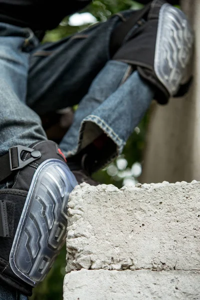 Man Knee Protectors Crawls Concrete Slab Parkour — Stock Photo, Image