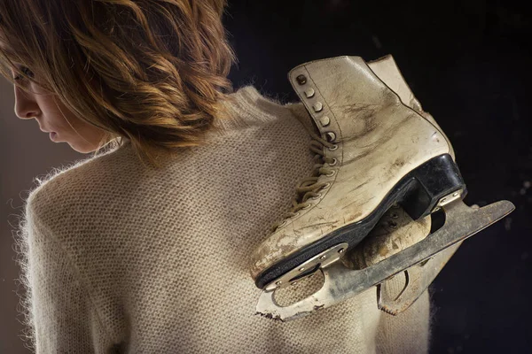 Jeune Fille Dans Pull Mohair Avec Des Patins Glace Rétro — Photo