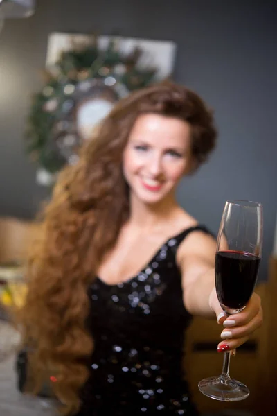 Mooie Jonge Meisje Feestelijke Kleding Met Een Glas Rode Wijn — Stockfoto
