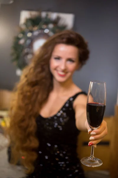 Menina Bonita Trajes Festivos Com Copo Vinho Tinto Rapariga Está — Fotografia de Stock